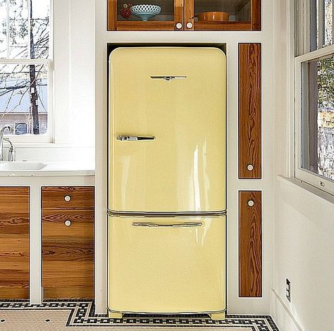 Yellow Fridge, Fridge In Kitchen, Modern Fridge, Warm Wood Tones, Vintage Kitchen Appliances, White Fridges, Vintage Fridge, Old Country Houses, Kitchen 2020