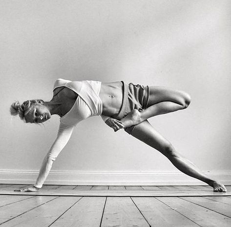 Yoga Foto's, Photo Yoga, Yoga Poses Photography, Yoga Photoshoot, Beautiful Yoga Poses, Yoga Nature, Ashtanga Vinyasa Yoga, Yoga Handstand, Yoga Inspo