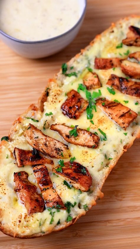 Chicken Alfredo Garlic Bread Garlic Parmesan Chicken Alfredo Bread, Alfredo Garlic Bread, Chicken Alfredo Bake Recipe, Best Garlic Bread Recipe, Homemade Appetizer, French Bread Recipe, French Bread Pizza, Culinary Classes, Garlic Cheese Bread