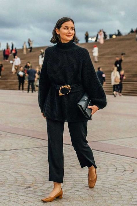 We see a ribbed knit black oversized sweater with a black belt tied around the waist and black cropped pants completed with low block heel loafers: Belts 2023, Looks Black, Minimal Chic, 가을 패션, Australian Fashion, Black Sweater, Looks Style, Fall Winter Outfits, Look Fashion