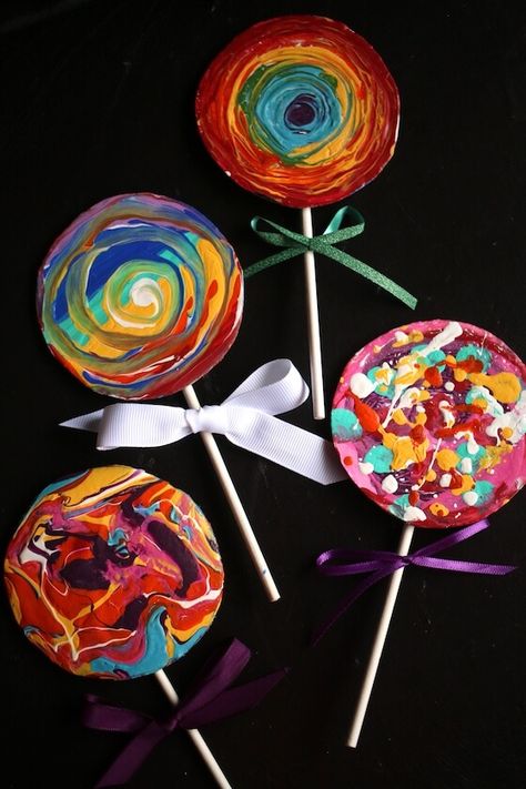 Crafting with kids doesn't get any easier than this beautiful homemade lollipop ornament. This colourful Christmas craft for is a creative art activity that lets kids create and experiment with different painting techniques. Just paint your lolly, add a stick and a bow and hang it on your Christmas tree. #HappyHooligans #ChristmasCraftsForKids #ChristmasCraftsForPreschool #DaycareCrafts #AcrylicPaint #HomemadeOrnaments #Lollipops #PaintTechniquesForKids #CardboardCrafts #CandyCrafts Candyland Arts And Crafts, Candyland Stem Activities, Lollipop Art And Craft, Lollipop Activities For Preschoolers, Wonka Crafts For Kids, Lollipop Classroom Door, Willy Wonka Art Projects For Kids, Candyland Lollipops Diy, Cardboard Lollipops