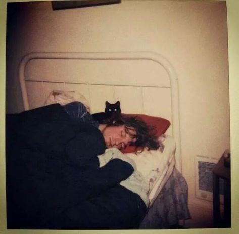 13 Rare Candid Photos Of Kurt Cobain Playing With His Cats - I Can Has Cheezburger? Caroline Dhavernas, Curco Vein, Kurt Cobain Photos, Frances Bean Cobain, Donald Cobain, Cats Tumblr, Nirvana Kurt Cobain, Cage The Elephant, Nirvana Kurt