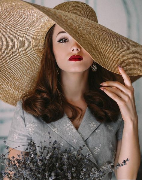 Color Splash Photography, Vintage Photoshoot, Vintage Hat, Moda Vintage, Photography Women, Classy Women, Mode Vintage, Vintage Hairstyles, Style Guide