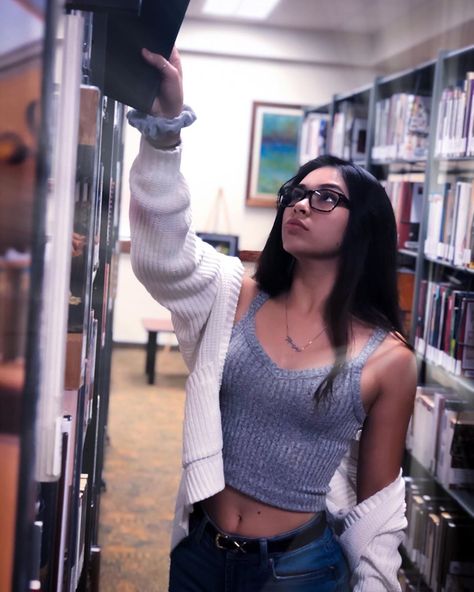 Geek Girl Aesthetic, Nerdy Girl Aesthetic, Nerd Woman, Aishah Sofey, Nerdy Aesthetic, Grade Goals, Nerdy Look, Nerd Aesthetic, Cute Nerd