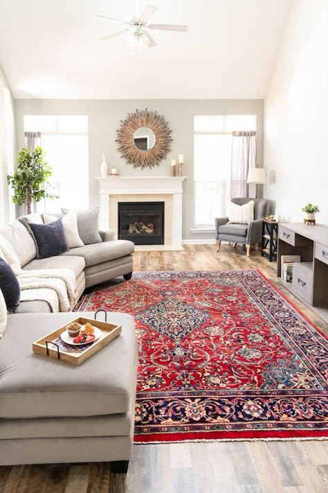 Persian Decor Living Rooms, Red Persian Rug Living Room, Persian Carpet Living Room, Red Rug Living Room, Persian Rug Living Room, New House Living Room, Living Room Decor Inspiration, Living Room Red, Living Room Design Inspiration