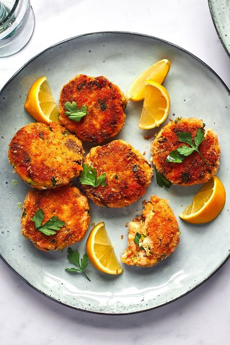 Make the Most of Leftover Salmon With These Crispy Salmon Cakes Recipe For Salmon, Fish Dinners, Salmon Cakes Recipe, Canned Salmon Recipes, Flaked Salmon, Leftover Salmon, Fast Meals, Recipes Fish, Frozen Salmon