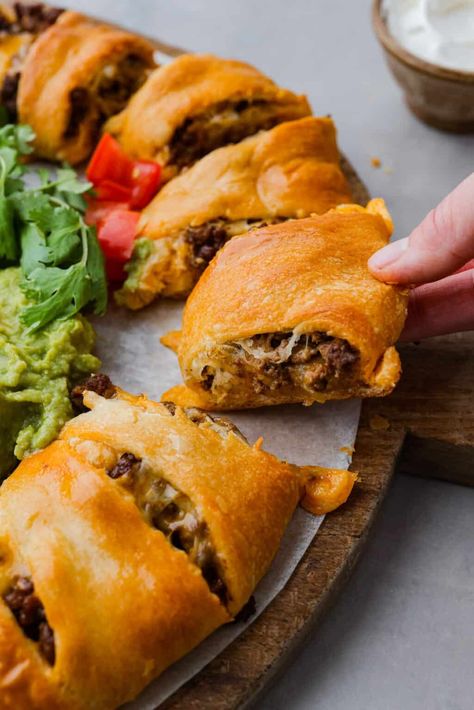 This taco ring is the easiest, cheesiest dinner. I know your family will love it as much as mine does! All you need is a can of crescent rolls, shredded Colby Jack cheese, some taco seasoning, and your favorite fixings to bring it to life! Crescent Rolls Ground Beef, Crescent Roll Taco Ring, Taco Ring Recipe, Taco Ring, Pizza Monkey Bread, Cheese Taco, Roasted Tomato Salsa, The Recipe Critic, Recipe Critic