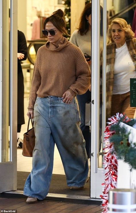 The Puerto Rican Bronx native put on a fashionable display in a ribbed, light brown turtle... Light Brown Jeans Outfit, Light Brown Jeans, Brown Jeans Outfit, How To Style Baggy Jeans, Light Blue Jeans Outfit, Jennifer Lopez Outfits, Simple Work Outfits, Wide Leg Pants Outfit, Jeans Outfit Winter