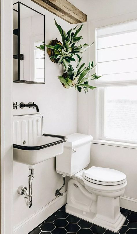 30 Popular Bathroom Paint Color Ideas for a Perfect Finish All Black Bathroom, Update Small Bathroom, Small Bathroom Paint Colors, Small Bathroom Tile Ideas, Small Half Bathroom, Black Wainscoting, Small Bathroom Paint, Black Painted Walls, Bathroom Construction