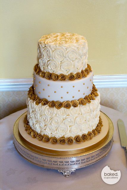 Two Tier Wedding Cake Elegant Gold, Simple 3 Tier Cake Designs, 3 Tier Cake Birthday, 3 Tier Cake Ideas, Fencing Cake, 3 Tier Cake Designs, 3tier Wedding Cake, Gold 3 Tier Cake, Gold Anniversary Cake