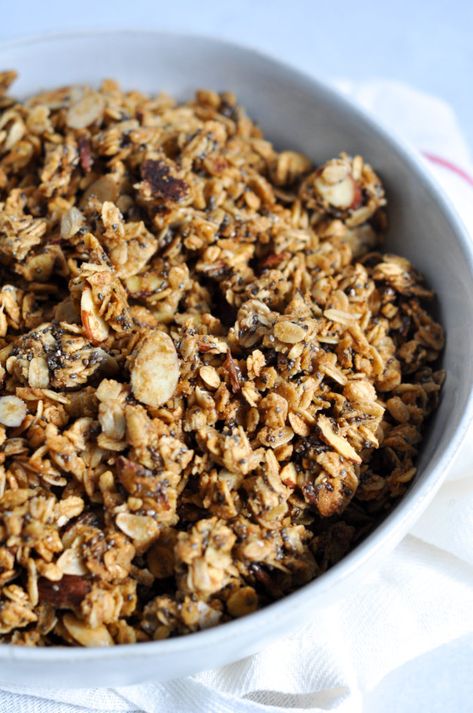 Cinnamon Vanilla Granola - simply eat cake Gronala Recipes Easy, Gronala Recipes, Vanilla Granola Recipe, Cinnamon Granola Recipe, Vanilla Granola, Strawberry Chia Jam, Homemade Granola Recipe, Easy Homemade Granola, Cinnamon Granola