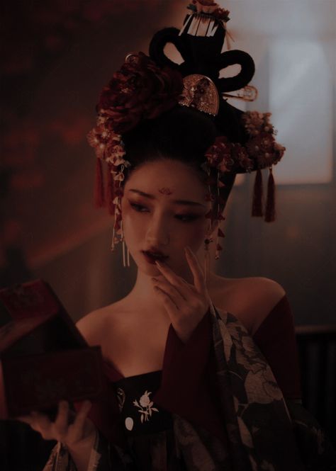 Chinese Traditional Makeup, Chinese Empress, Japanese Princess, Corps Idéal, Chinese Clothes, Chinese Princess, Chinese Aesthetic, Hanfu Traditional, Never Never