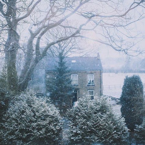 DREAMY Official Photos of Britain! Follow us & tag #photosofbritain for feature - HQ UK photos, history & facts updated daily! 🇬🇧photosofbritain@gmail.com A Snowy Day, Cottage Shabby Chic, Winter's Tale, Winter Magic, Winter Scenery, Snowy Day, Winter Wonder, Winter Aesthetic, Photo Photo