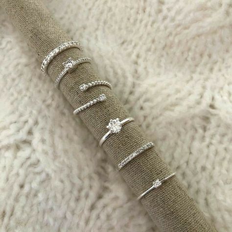 Cross Necklace For Women, Hand Jewelry Rings, Expensive Jewelry Luxury, Jewelry Accessories Ideas, Girly Accessories, Classy Jewelry, Expensive Jewelry, Jewelry Essentials, Fancy Jewellery