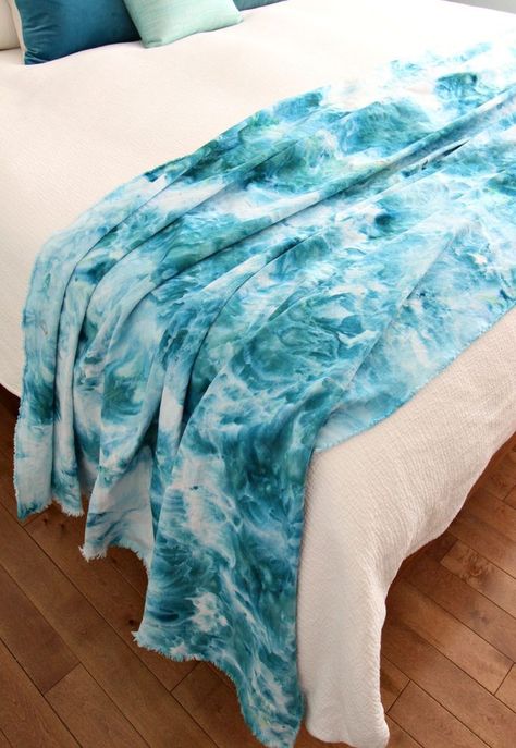 This beachy DIY ice dye throw blanket didn't turn out exactly how I planned, but so many people loved it so I thought I'd share how I made it today. Procion Dye, Dye Projects, Ice Dye, Ice Dyeing, Kingfisher, Make Your Own, Throw Blanket, Tie Dye, Dye