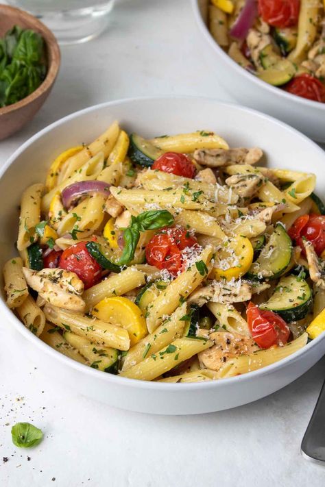 Chicken Vegetable Pasta Recipes, Chicken And Vegetable Pasta, Chicken And Veggie Pasta, Pasta Recipes With Chicken, Kay Nutrition, Vegetable Pasta Recipes, Boiled Chicken Breast, Healthy Chicken Pasta, Pasta Casera