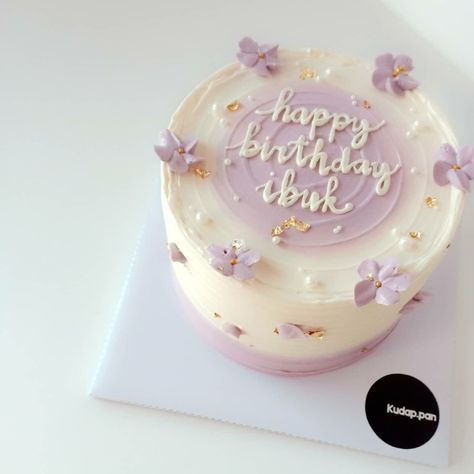 2 Layer Cake Birthday Design Simple, Simple 2 Tier Cake Designs, 2 Layer Cake Ideas, Simple Cake Frosting, Birthday Cake 24th Birthday, Cute Simple Cake Designs, Cute Simple Birthday Cakes, Purple Cake Aesthetic, Pastel Purple Cake