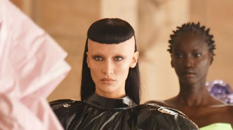 Bella and Gigi Hadid Sport Edgy Hairstyles, No Eyebrows for Marc Jacobs – WWD No Eyebrows Makeup Look, No Eyebrows Makeup, Marc Jacobs Fall 2022, Shaved Eyebrows, Chelsea Mohawk, Fall 2022 Runway, Bella And Gigi Hadid, No Eyebrows, Marc Jacobs Fashion