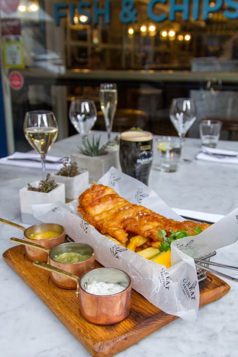 Yenek Fries Serving Ideas, Fancy Fish And Chips, Fish And Chips Restaurant Design, Food Presentation Ideas Restaurant, Fish Chips Design, Fish & Chips, Restaurant Ideas Food, Bar Food Ideas Restaurant, Fish Restaurant Design