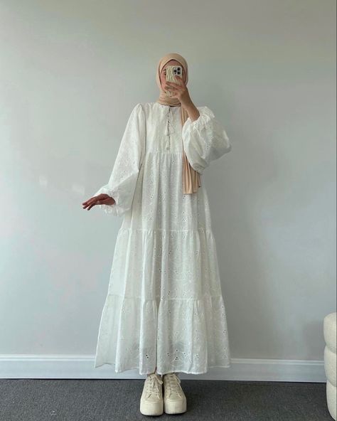 Summer Hijabi, Modest Outfits Muslim, White Long Gown, Muslimah Fashion Casual, Stylish Outfits Casual, Pin Fashion, Simple Style Outfits, Modest Maxi, Modest Dresses Casual