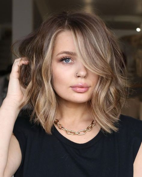 Long Bob Haircut with Side Bangs Fall Hair Colors For Short Bobs, Popular Medium Haircuts, Short Brown Hair With Face Framing Layers, Blonde Underneath Brown Hair With Money Piece, Hair Color Root Smudge, Womens Shoulder Length Hair With Bangs, Hair Ideas 2023 Trends, 2023 Layered Bob, Bronde Balayage Short Hair Bob