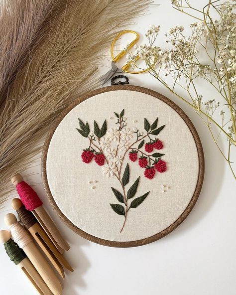 Olivia Embroidery, Funny Embroidery Patterns, Embroider Ideas, Botanical Embroidery, Funny Embroidery, Embroidery Crafts, نباتات منزلية, Miniature Embroidery, Pretty Embroidery