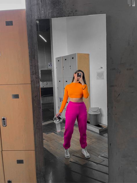 Colourful Gym Outfit, Orange Gym Outfit, Orange Gym, Gym Chic, Gym Designs, Orange Color Block, Orange Pants, Gym Girl, Workout Fits