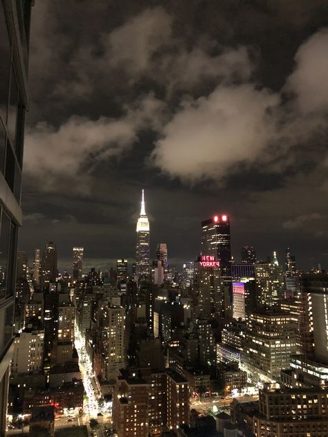 NYC skyline 😍 Nyc Night Skyline, Night Skyline Aesthetic, Skyline Night Aesthetic, Nyc Skyline Aesthetic, Nyc Skyline Night, City Skyline Aesthetic, Dark Nyc, Nyc Night Aesthetic, Ae Aesthetic