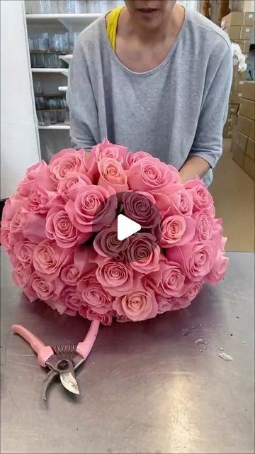 NYC Wedding and Events Florist on Instagram: "Here’s the most basic bouquet making technique, called the spiral method. You can make a rose handtied bouquet this way to get a perfect dome shape. The same technique applies even if you are adding other types of flowers. Practice doing it with just roses and you’ll get the hang of it! Make sure to follow and like to learn the basics of floral design 🤩 #bouquetmaking #flowerarranging #flowerhowto #practicemakesprogress #flowerclass #nycflorist #floraldesign #floristsofinstagram #rachelchofloral" Rose Flower Arrangements Diy, How To Make A Rose Bouquet, Bouquet Making, Nyc Florist, Rose Dome, Rose Flower Arrangements, Making A Bouquet, Floral Arrangements Diy, The Spiral