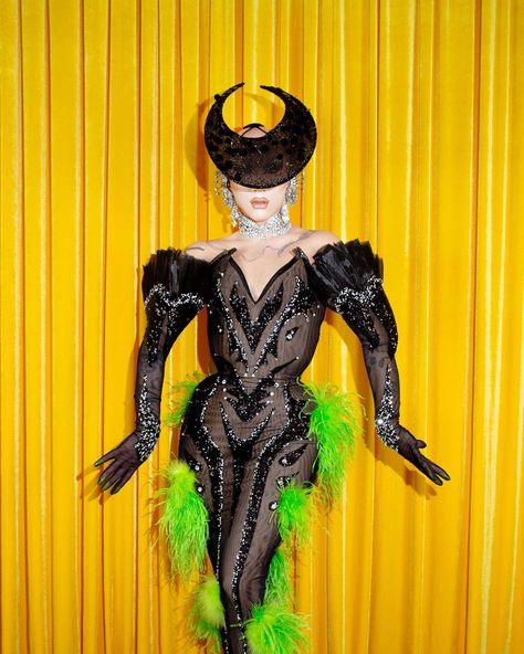 Sasha Velour (@sashavelour) • Instagram photos and videos Gown And Gloves, Sasha Velour, Drag Queen Costumes, Best Drag Queens, Green Feathers, Drag Queen Outfits, 90s Fashion Men, Drag King, Big Reveal