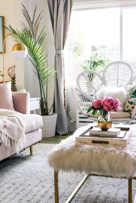 How to mix glam with beach décor - at home with Ashley Boho Glam Living Room, Glam Apartment Decor, Boho Glam Home, Glam House, Glam Living, Glam Living Room, Tropical Home Decor, Beach House Interior, Small Apartment Decorating