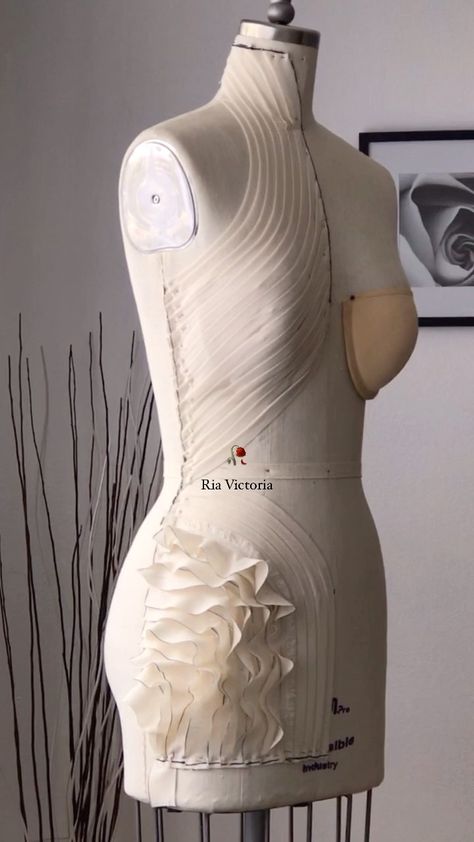 ria_victoria_design on Instagram: Moulage 🙌🏻 #arhiv . . . . . . ##fashion #fashiondesigner #lafashiondesigner #losangelesfashiondesigner #patternmaking #sewingproject… Moulage Draping, Summer Dresses Tutorial, Draping Dress, Fashion Draping, Fashion Illustration Tutorial, Corset Sewing Pattern, Bridal Roses, Draping Fashion, Designer Kurti Patterns