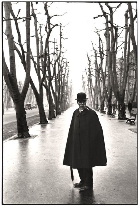 #FlashbackFriday "I was walking behind this man when all of a sudden he turned around."   Henri Cartier-Bresson: Allées du Prado, Marseille, 1932. Magnum Photography, Martin Munkacsi, Surreal Photography, Line Photography, Henri Cartier Bresson, Marseille France, Photo Composition, Photographer Portfolio, Foto Tips