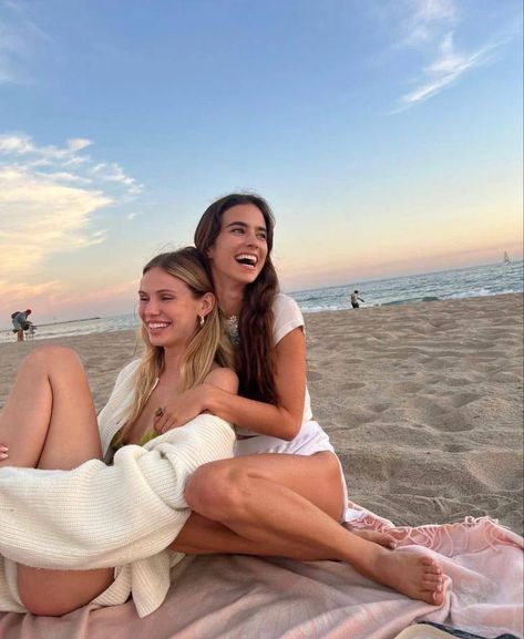 Beach Duo Aesthetic, Claire And Shannon, Photo Inspo Instagram Friends, Bsf Pics Aesthetic, Claire Binding 13, Duos Aesthetic, Blonde Brunette Best Friends Aesthetic, Girl Best Friend Aesthetic, Pics With Friends Aesthetic