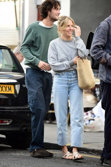 Sienna Miller Style Summer, Sienna Miller Street Style 2024, Sienna Miller 2023 Style, Flat Sandals Outfit Jeans, Sienna Miller Street Style 2023, Sienna Miller Style 2022, Sienna Miller Style 2024, La Style Outfits, Winter Weekend Outfit