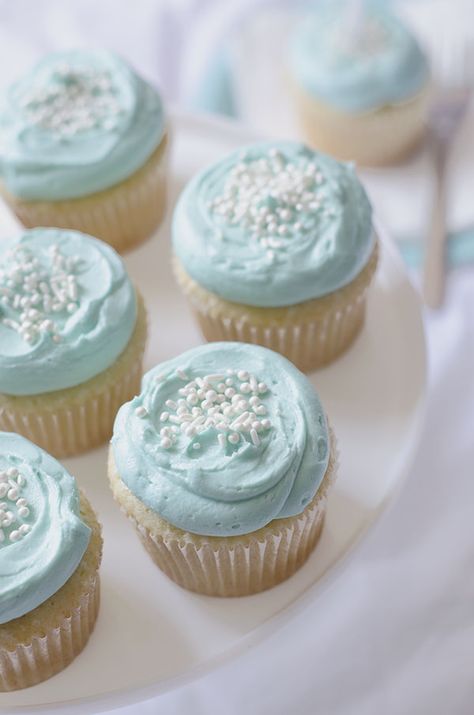 Vanilla Cupcakes - with light blue frosting. Maybe make for Father's Day. Vanilla Drawing, Blue Frosting, Easy Frosting, Blue Cupcakes, Blue Food, Shower Cupcakes, Bleu Pastel, Cake Cupcakes, Baby Shower Cupcakes