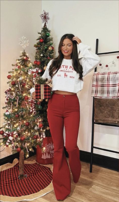 Chili Fest Outfit, Christmas Photoshoot Outfits Women, Rustic Christmas Outfits, Dollywood Christmas Outfit, Country Holiday Outfit, Xmas Photoshoot Outfits, Christmas Womens Outfit, Christmas Pictures Outfits For Women, Christmas Themed Outfits Women