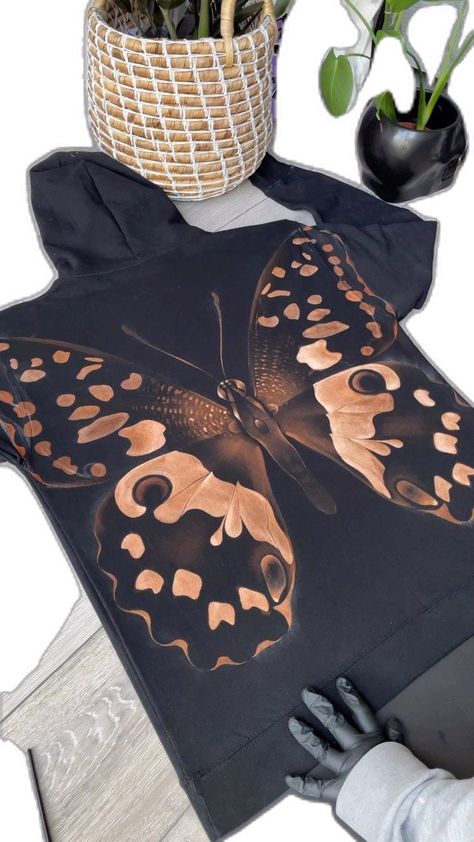 Bleach Leaf Print, Bleach Designs On Black Jeans, Bleach Paint Shirt Ideas, Bleach Top Ideas, Bleach Fabric Art, Bleach Painted Sweatshirt, Bleach Painted Jacket, Bleach Hoodie Art, Bleach Pattern Shirt