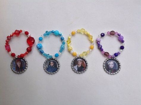 10 Descendants Bracelets Party favors. Fast Shipping from USA by ChicbyRose on Etsy https://www.etsy.com/listing/245679658/10-descendants-bracelets-party-favors Descendants Evie Party Ideas, Decendants Birthday Party Games, Descendants Party Favors Ideas, Descendants Rise Of Red Birthday Party, Descendants Gift Bag Ideas, Hello Kitty Room Decor, Descendants Party, Disney Channel Descendants, Maya Art