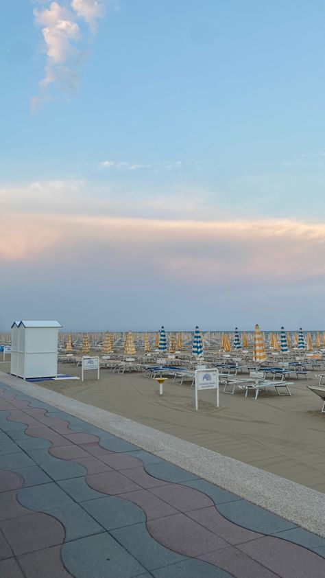 #beach #sunset #jesolo #italy #summer #aesthetic #wallpaper #background Italy Beach Aesthetic, Italy Summer Aesthetic, Vacay Pics, Summer Aesthetic Wallpaper, Italy Beaches, Travel 2024, Green Beach, Summer Pics, Italy Summer