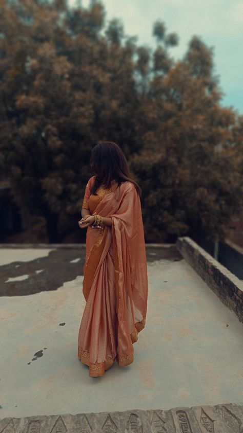 Saree No Face Pose, Saree Face Hide Pic, Saree Hide Face Poses, Hide Face Poses, Sari Pose, Photoshoot Saree, Saree Aesthetic, Shine Quotes, Face Pics