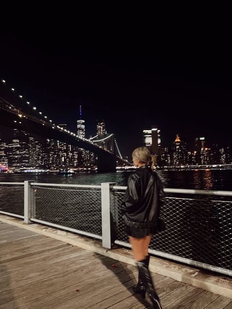 New York Edgy Aesthetic, City Photo Inspiration, Nyc Pictures Ideas, Nyc Aesthetic Pictures, City Pictures Aesthetic, New York Aesthetic Pictures, City Night Pictures, New York Poses, New York Girl Aesthetic