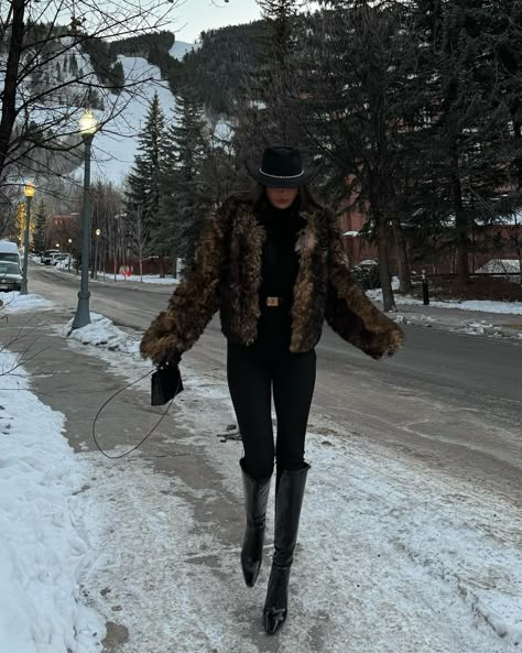 Aspen 🤎 | Instagram Cute Mountain Outfits, Aspen Outfit Winter, Ski Trip Outfit, Mountain Fashion, Apres Ski Outfits, Fur Outfit, Ski Style, Kelsey Merritt, Colorado Outfits