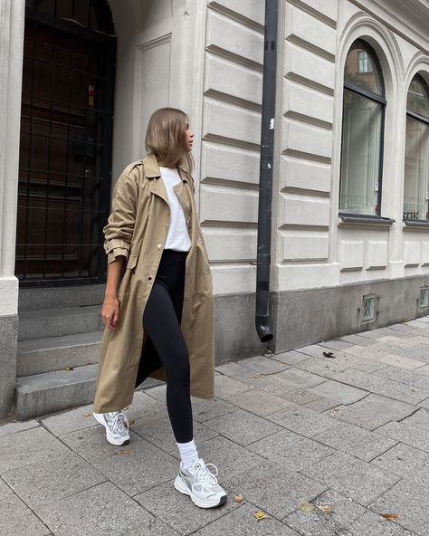 This Casual Outfit Will Take You Straight Into the Weekend Trench Outfit, Winter Mode Outfits, New Balance Outfit, Black Leggings Outfit, Leggings Outfits, Trench Coat Outfit, Legging Outfits, Mode Casual, Looks Street Style