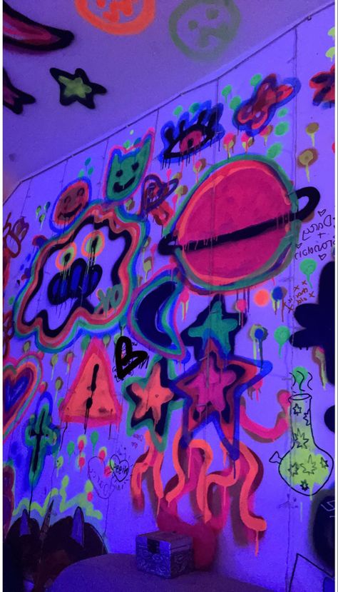 Neon Spray Paint Wall Art, Bedroom Wall Graffiti Ideas, Spray Paint Room Wall Art Aesthetic, Spray Paint Room Aesthetic, Spray Paint Wall Graffiti, Spray Paint Bedroom Wall, Graffiti Art Bedroom, Graffiti Wall Bedroom, Graffiti Room Ideas Bedrooms