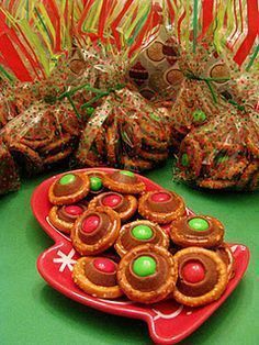 Round Pretzels With Rolos, Christmas Pretzel Bites, Roll Pretzel Bites, Recipes With Pretzels, Roll Pretzels, Rolo Pretzel Bites, Rolo Pretzel, Pecan Halves, Rolo Pretzels