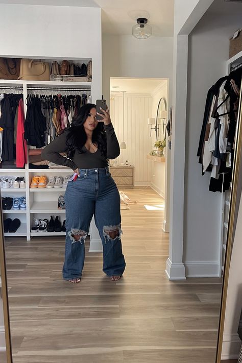 Curve Going Out Outfits, How To Style Clothes Plus Size, Summer Outfit Ideas Black Women Casual, Comfy Shoes Outfit, Outfit Inspired Plus Size, Size 12 Black Women Outfits, Plus Size Flare Jeans Outfits Casual, All Black Curvy Outfits, Plus Size Outfit Black Women