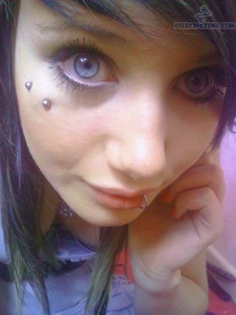 Butterfly Kiss Piercing! I think this is so cute! Eyebrow Piercing Cute, Butterfly Kiss Piercing, Eyebrow Piercing Girl, Anti Eyebrow Piercing, Anti Eyebrow, F Tattoo, Microdermal Piercing, Piercing Girl, Piercing Inspo