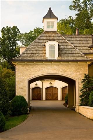 Really frames your drive and you could put a kids games room up the top... Cupula Ideas, Entrance Driveway, Casa Garage, Plant Inspiration, Barn Houses, House Garage, Porte Cochere, Casa Exterior, Renzo Piano