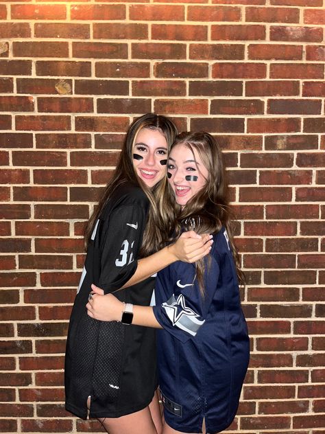 matching football jersey friends halloween Spirit Week Jersey Day, Jersey Out Football Game, Football Costume Girl, Football Costumes For Girls Halloween, Jersey Theme Football Game, Football Player Halloween Costume Girl, Football Halloween Costume For Women, American Football Costume, Football Player Halloween Costume